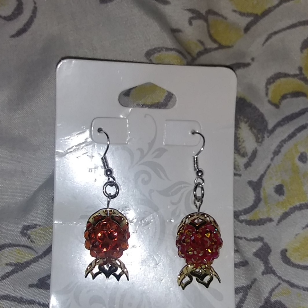 Selling very pretty earings .
